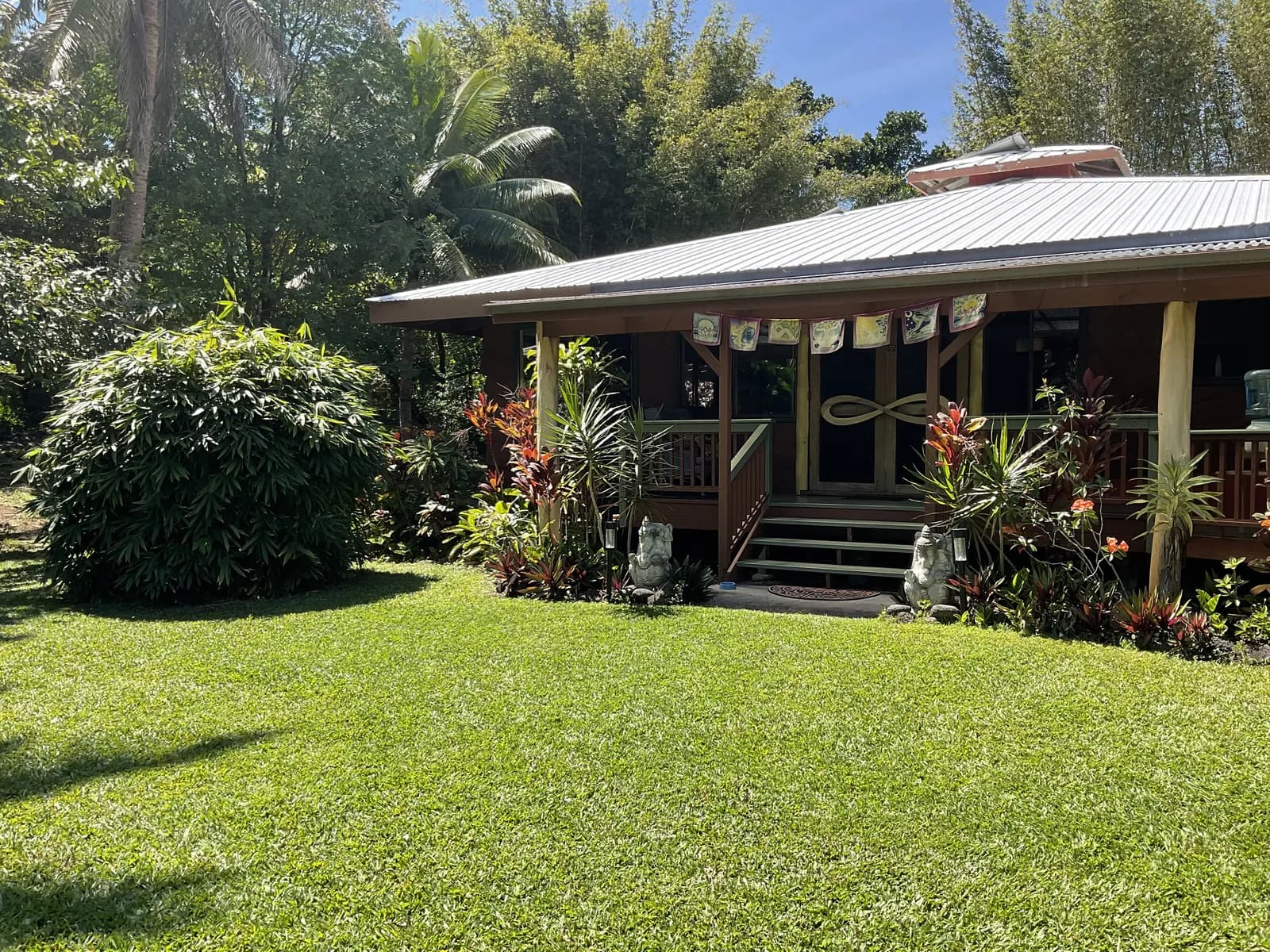 Coco Wasi lawn and gardens